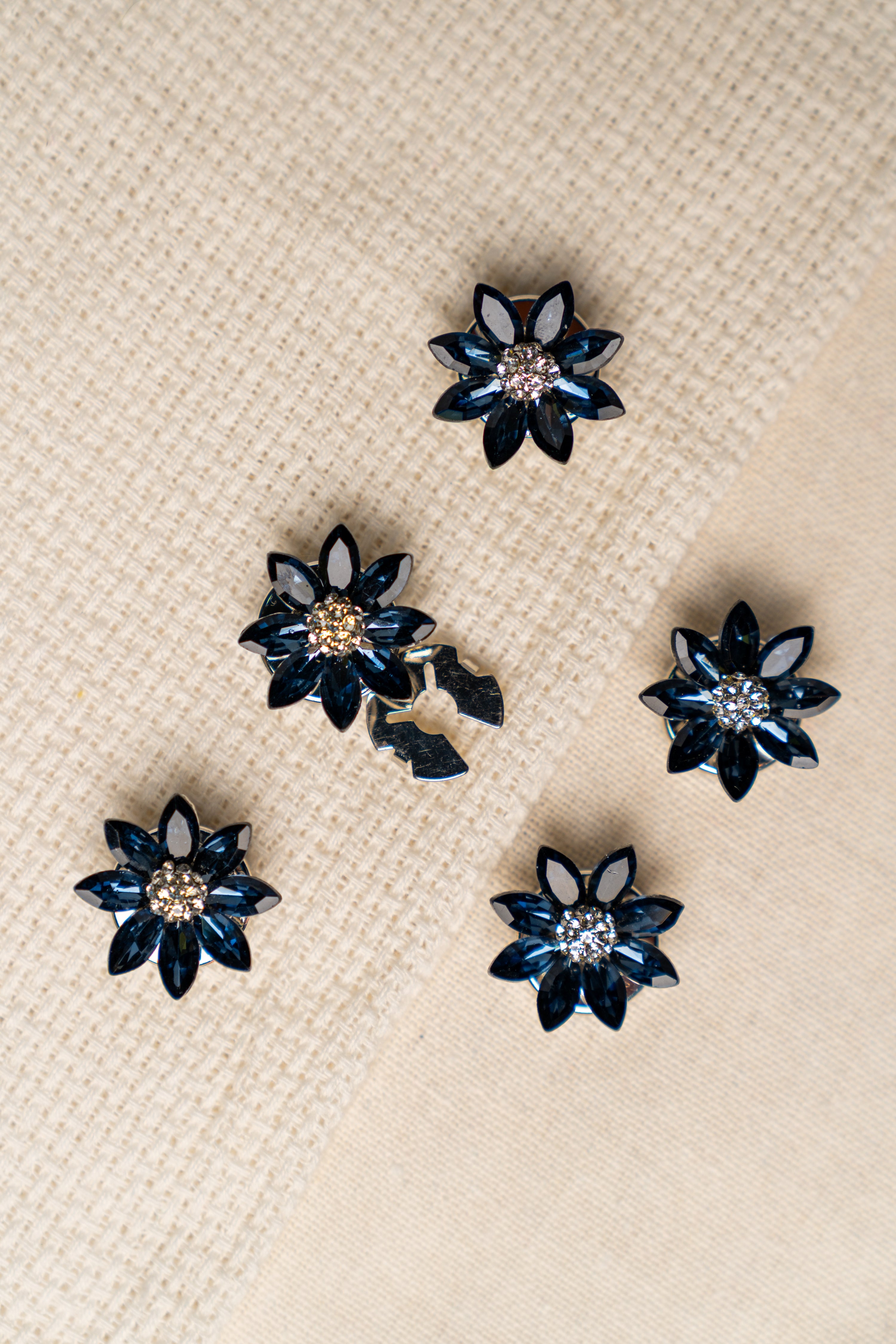 Daisy- Pastel Daisy Motif for Cheerful Touch