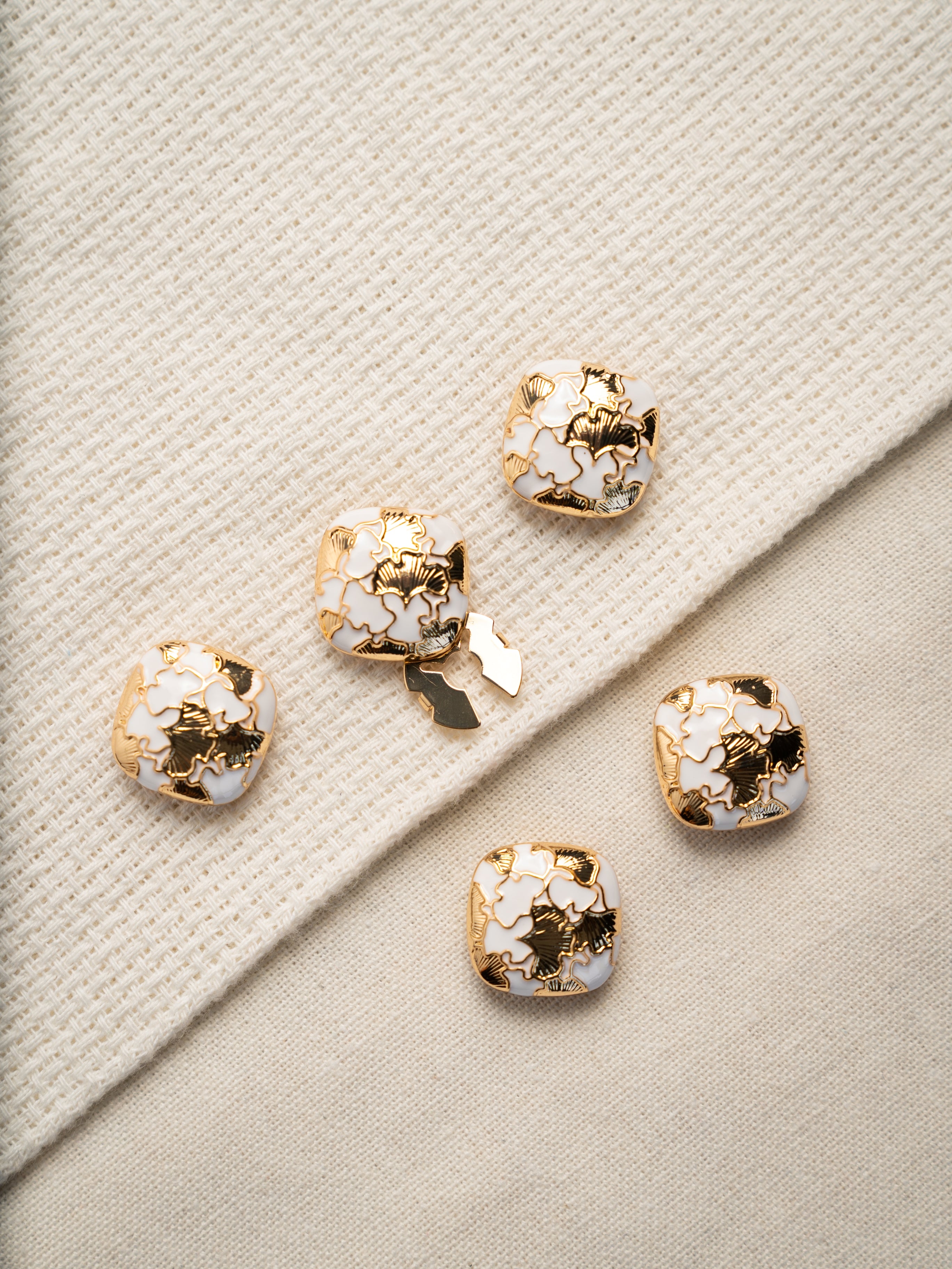 Kairo– Button Covers for a Bold, Timeless Look