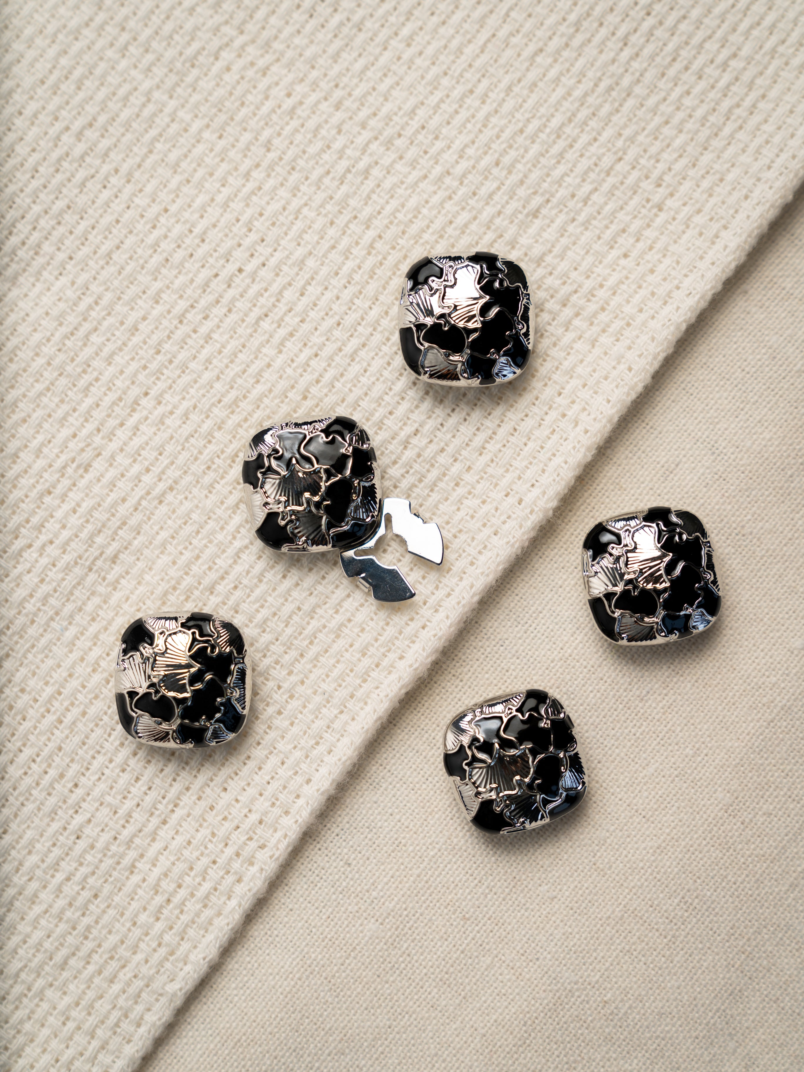 Kairo– Button Covers for a Bold, Timeless Look