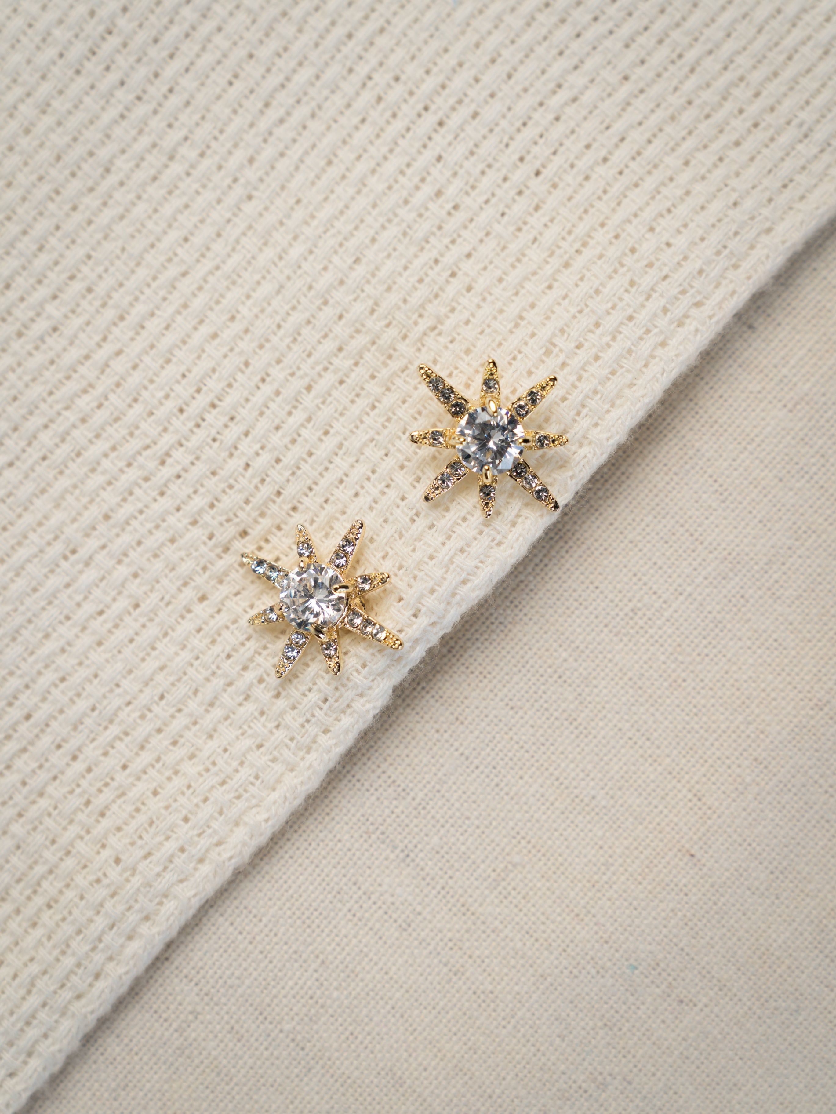 Ray–Lapel Pins for a Bright, Radiant Look