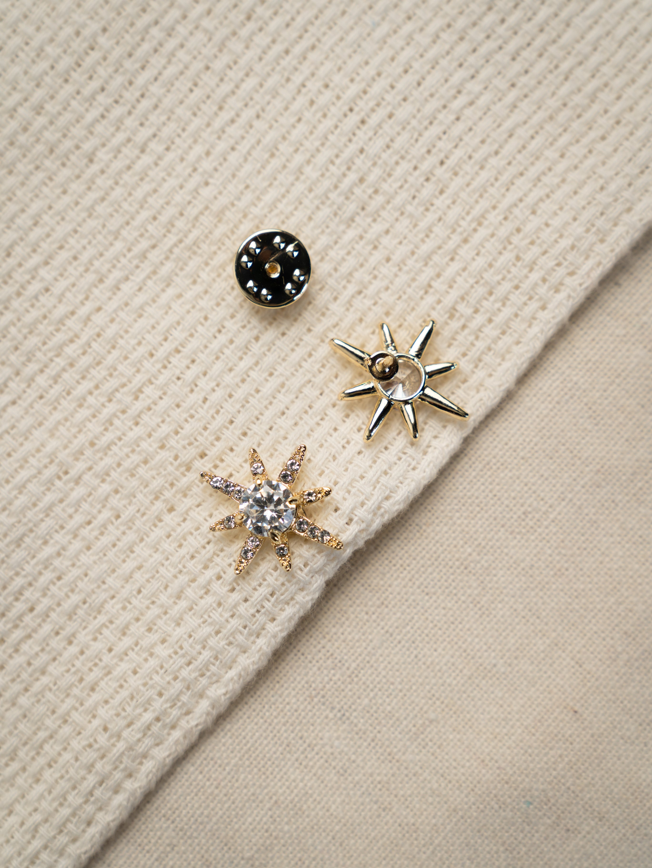 Ray–Lapel Pins for a Bright, Radiant Look