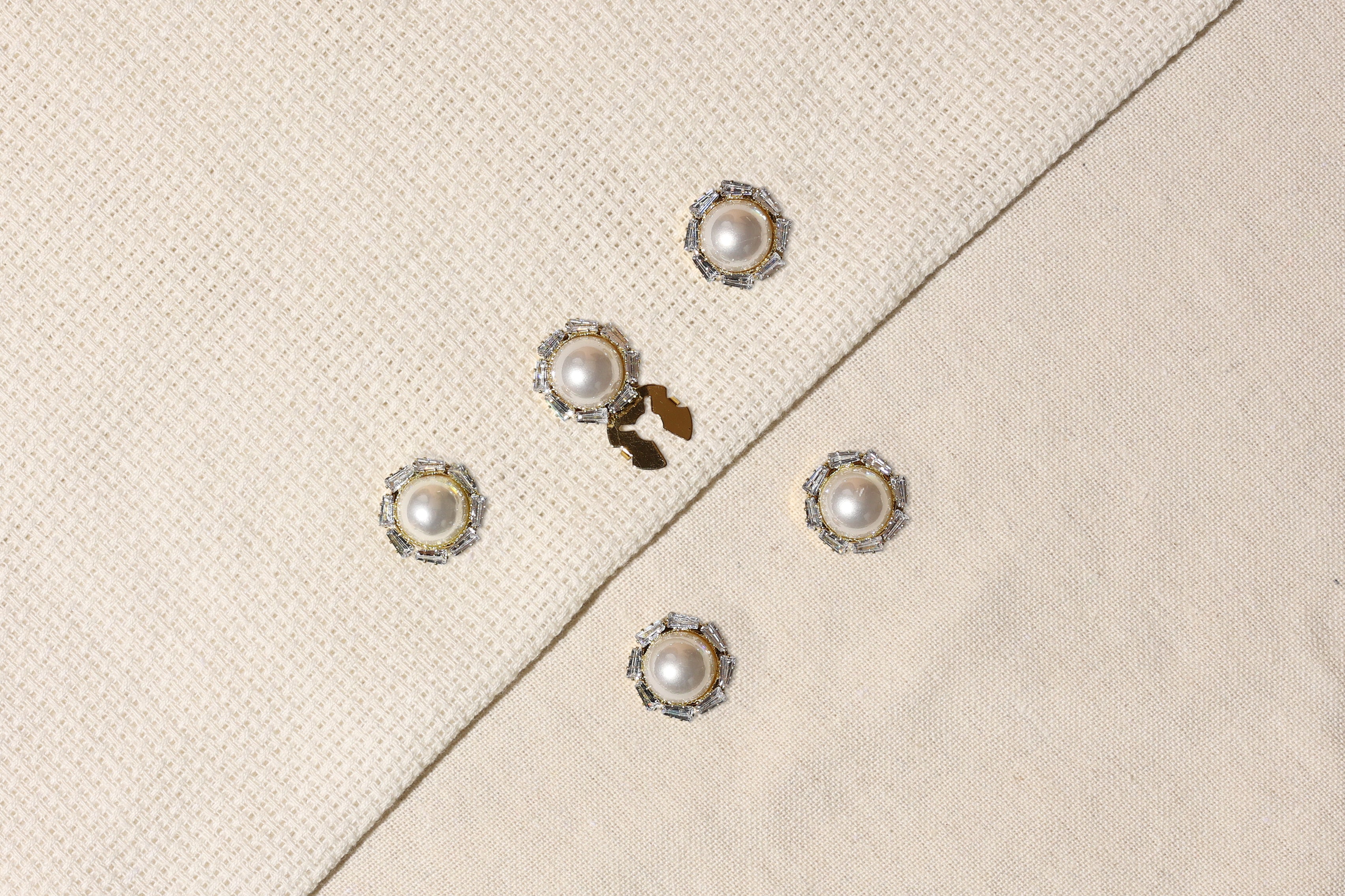 Pearl Radiance- Luxurious Pearlescent to Elevate your Ensemble