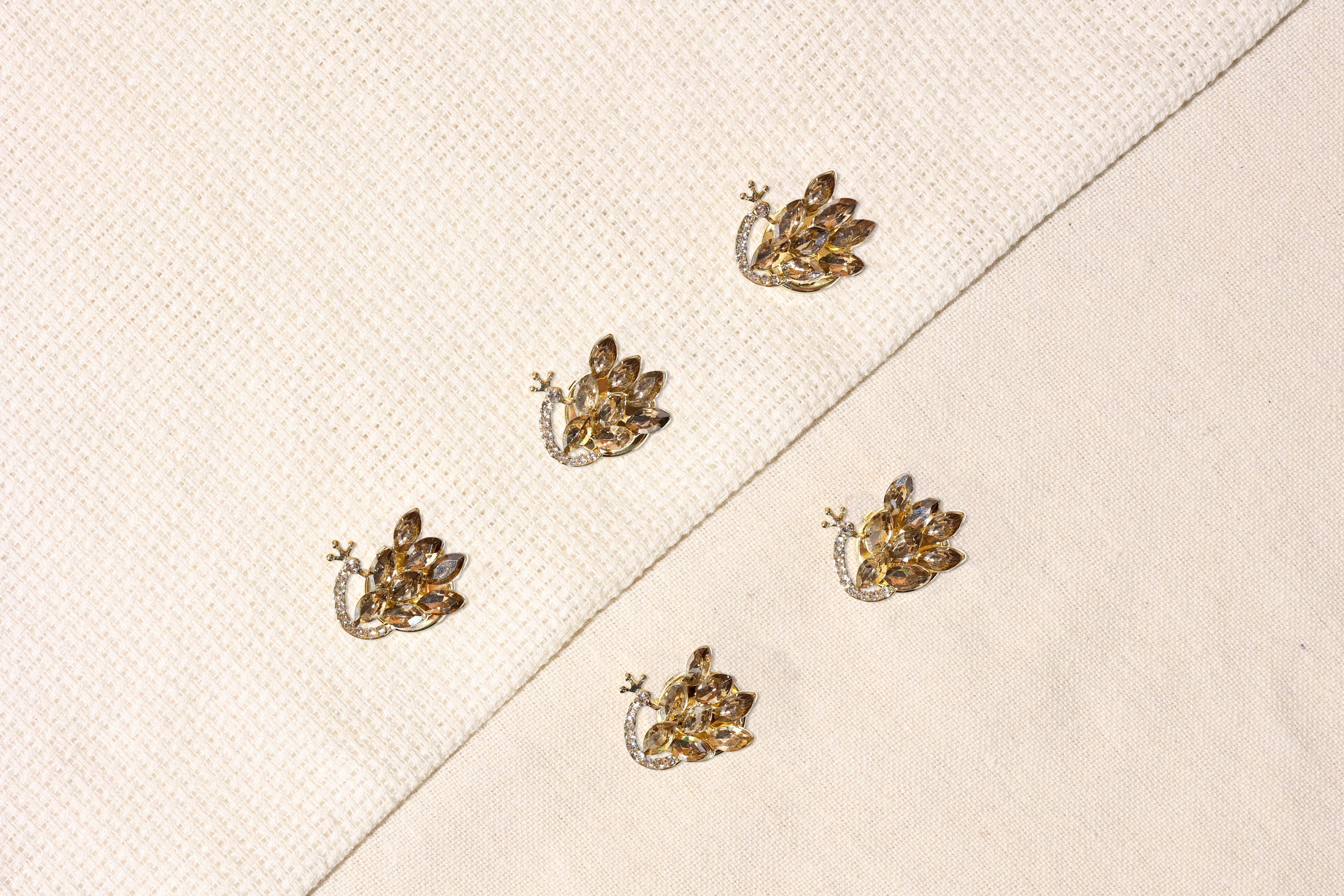 Pavone- Peacock Crest with luxurious color tones