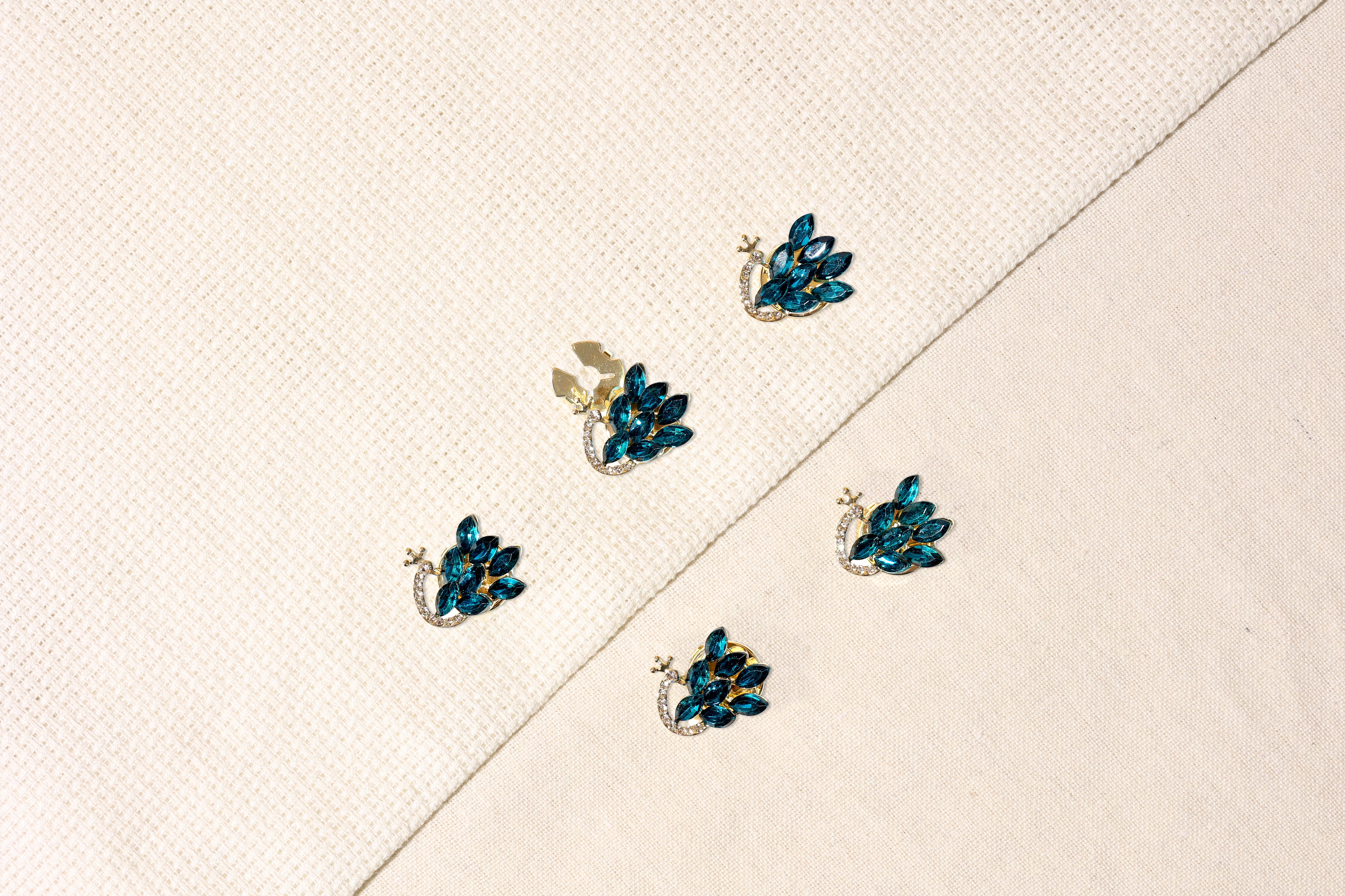 Pavone- Peacock Crest with luxurious color tones