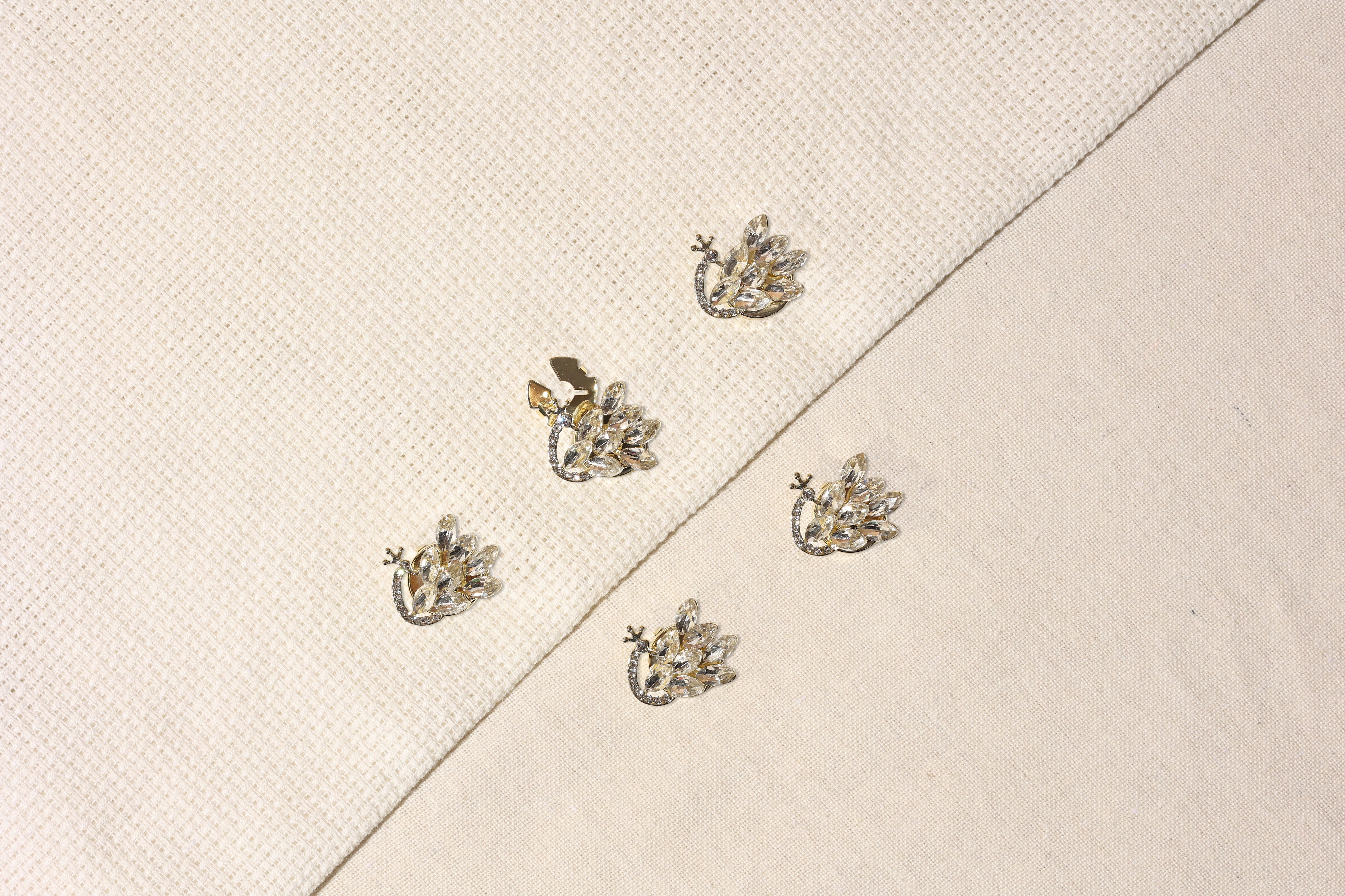 Pavone- Peacock Crest with luxurious color tones