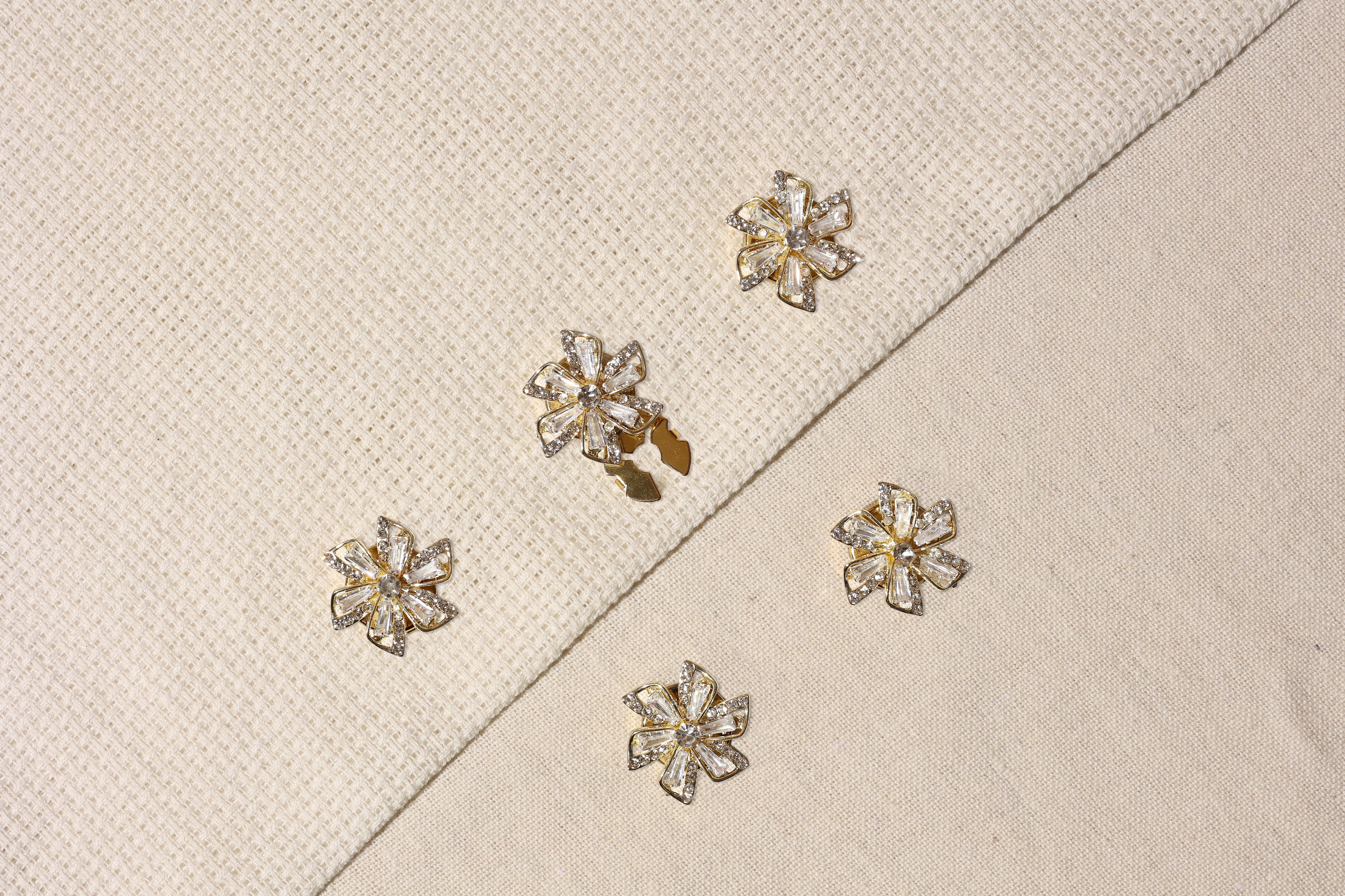 Geo Bloom- Geometric Floral Fusion for a Modern Look