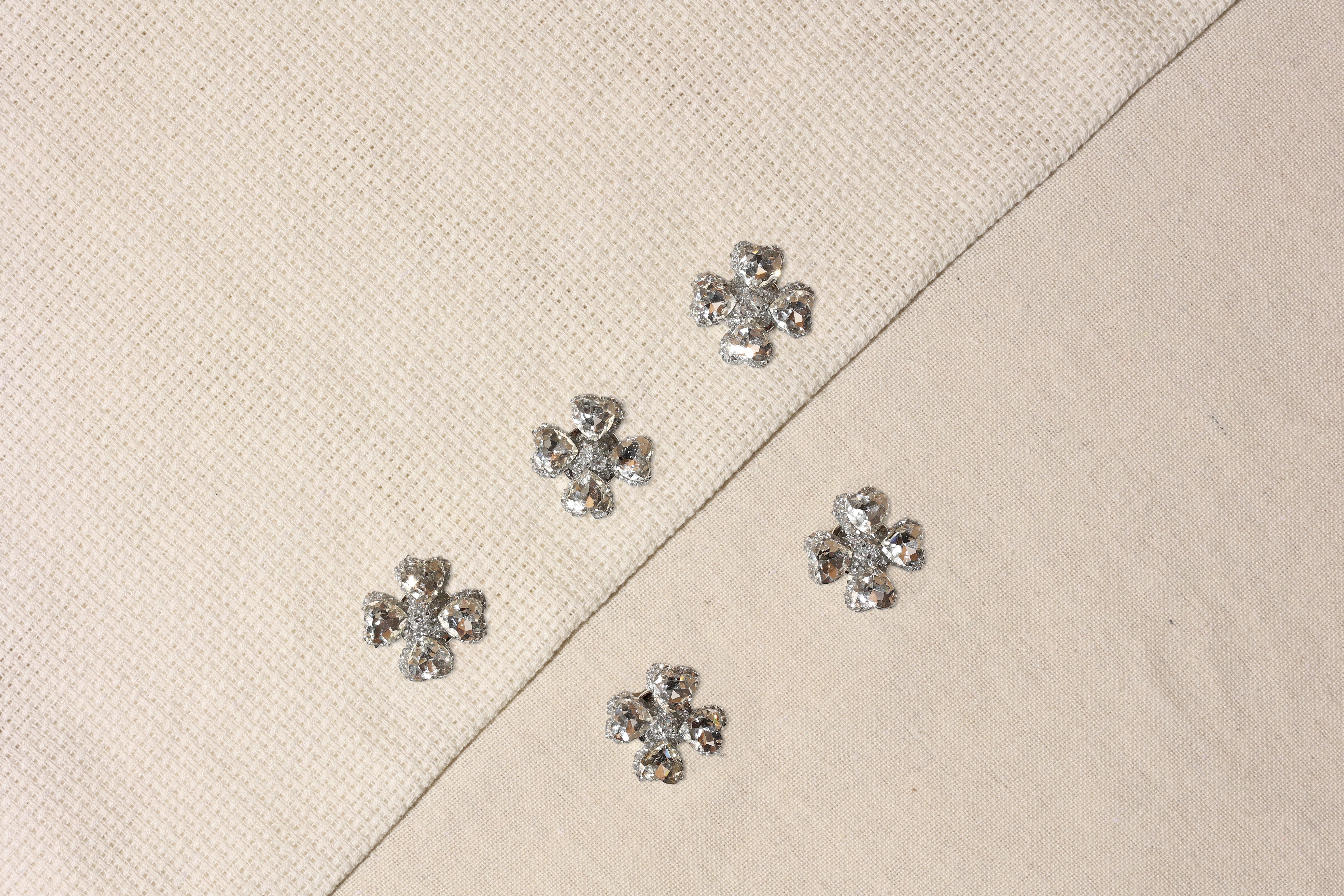 Petal Queen-Premium Floral Artistry with Vibrant Petals
