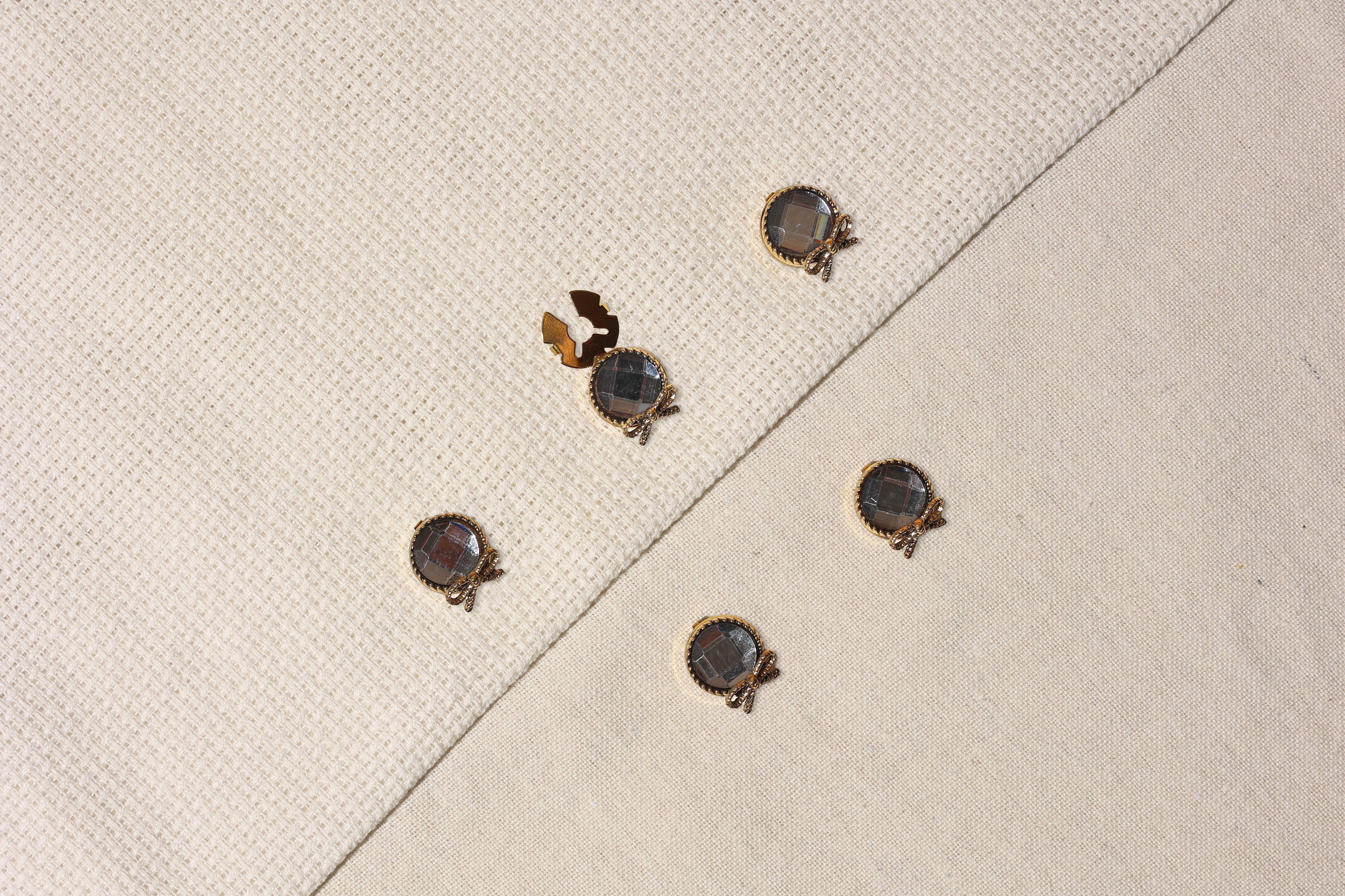 Apple Bow- Apple-bow with a shimmer for a striking touch