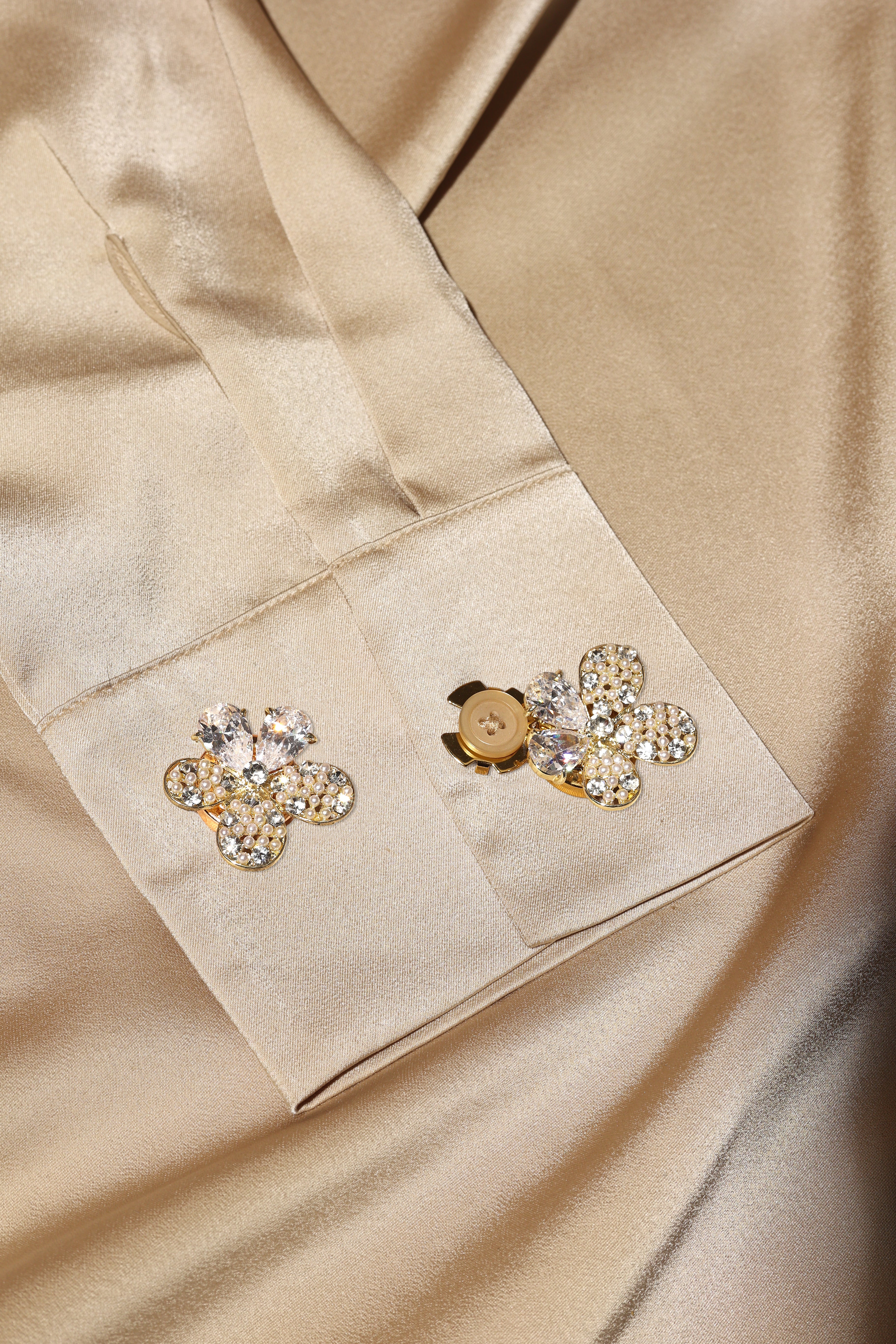 Crystal Cove – Floral Button Covers for Elegant Occasion Styling
