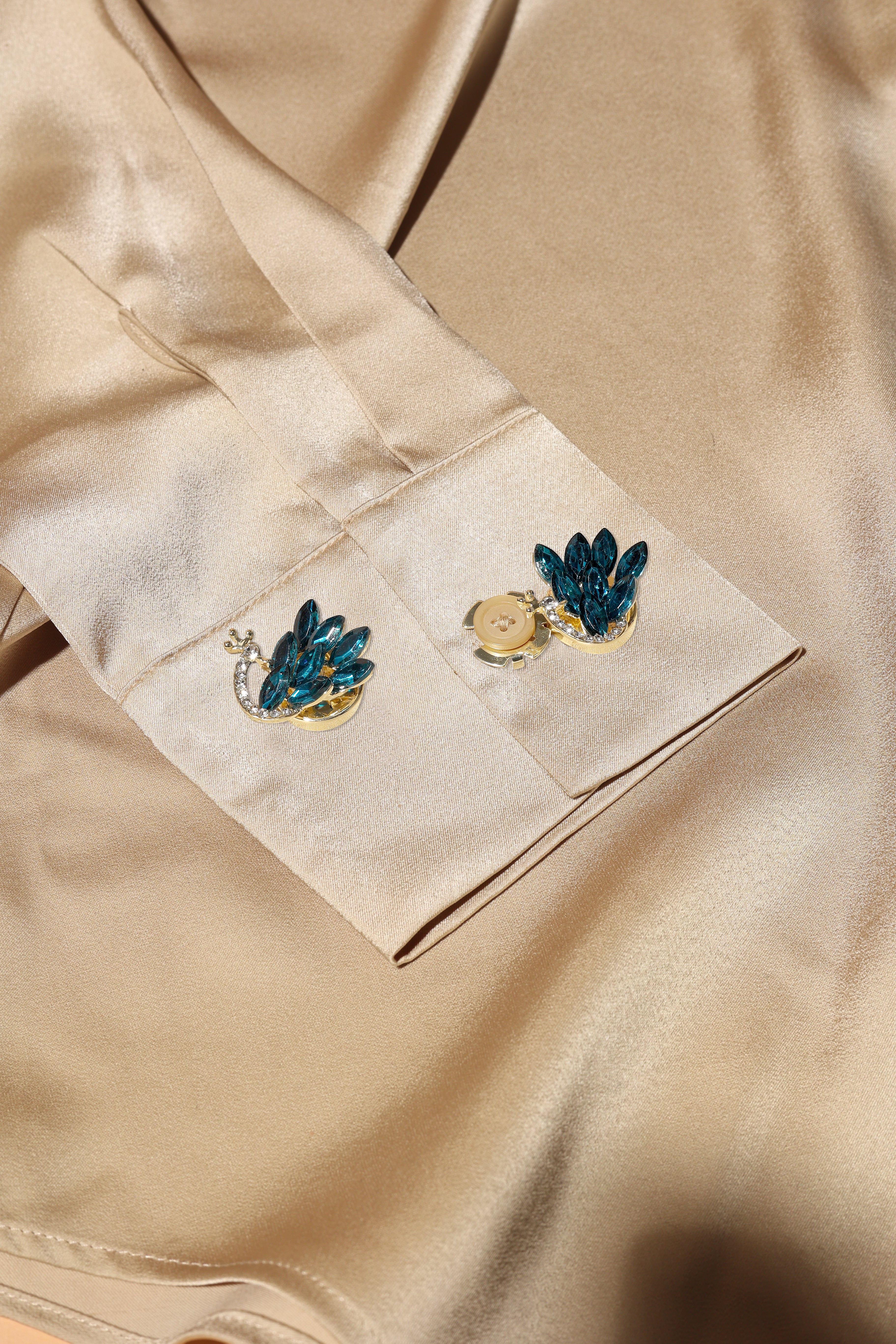 Pavone- Peacock Crest with luxurious color tones