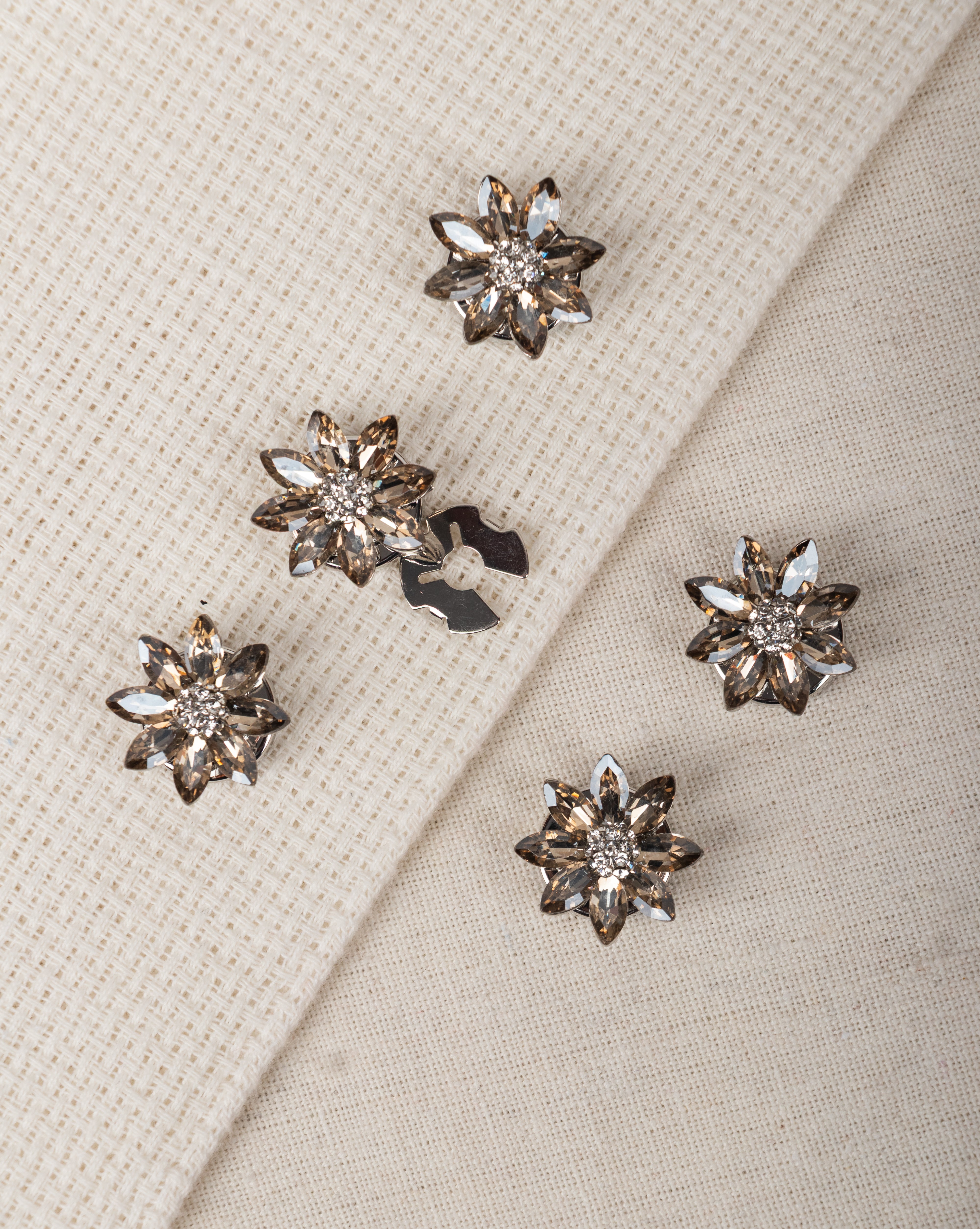 Daisy- Pastel Daisy Motif for Cheerful Touch