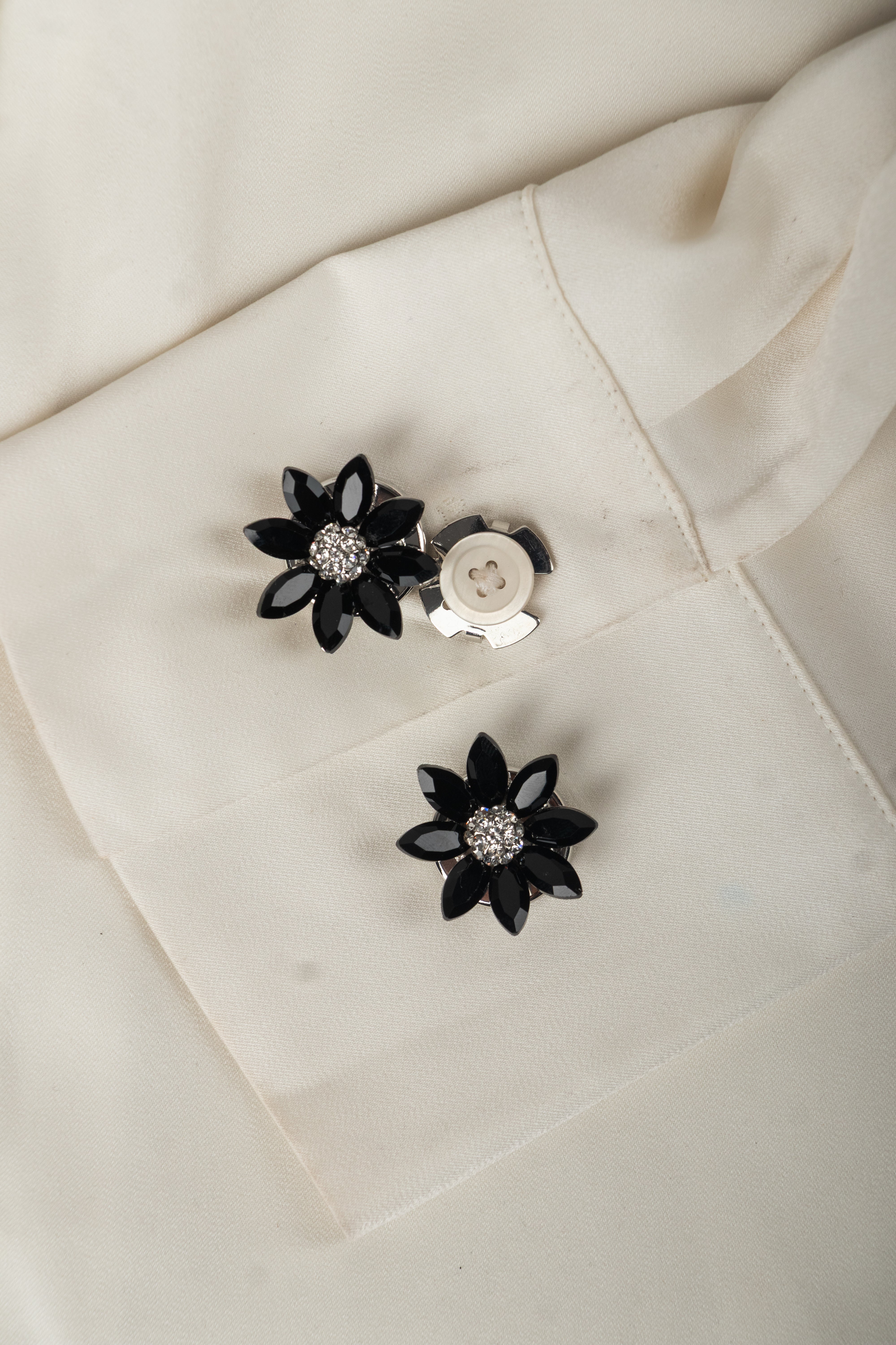 Daisy- Pastel Daisy Motif for Cheerful Touch